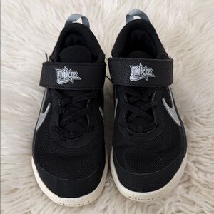 Nike Kids Black and Silver Sneakers Size 1Y